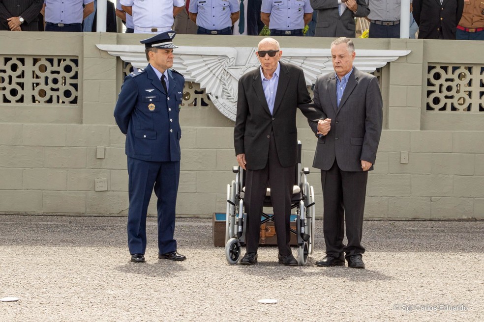 Comandante Graco, homenageado pela FAB nos 80 anos da Base A&eacute;rea de Natal &mdash; Foto: Carlos Eduardo/FAB