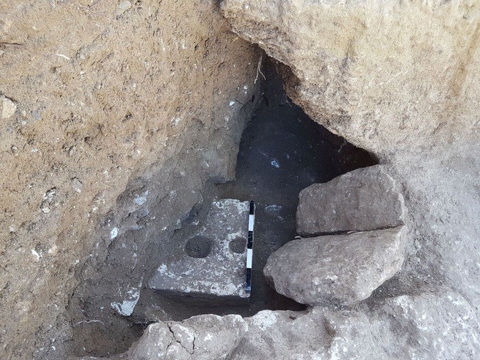 O vaso sanitário de pedra descoberto em Armon Hanatziv, em Jerusalém  (Foto: Ya’akov Billig / The Israel Antiquities Authority)