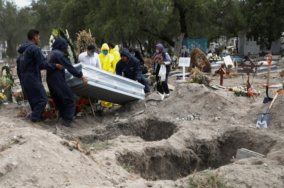 Enterro de vítima da Covid-19 na Cidade do México, em 3 de junho de 2020 — Foto: Carlos Jasso/Reuters