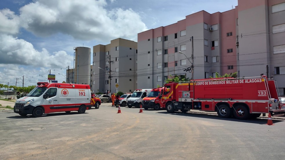 Viaturas dos bombeiros e do Samu foram enviadas para controlar o fogo e socorrer as vítimas do incêndio em Maceió — Foto: Erik Maia/TV Gazeta