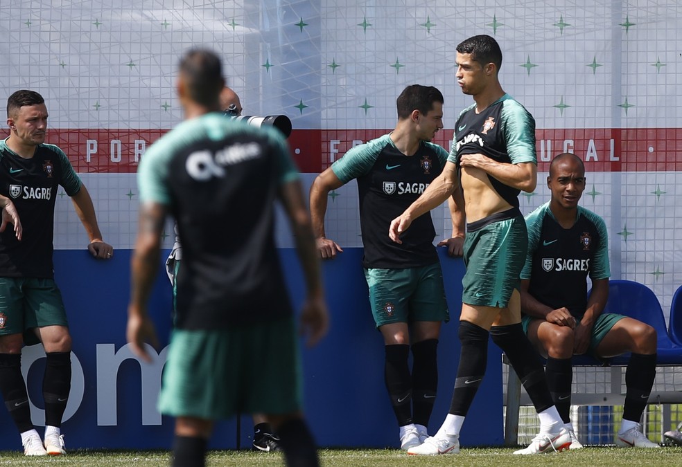 Cristiano Ronaldo e a equipe de Portugal durante treino  (Foto: REUTERS/Axel Schmidt)