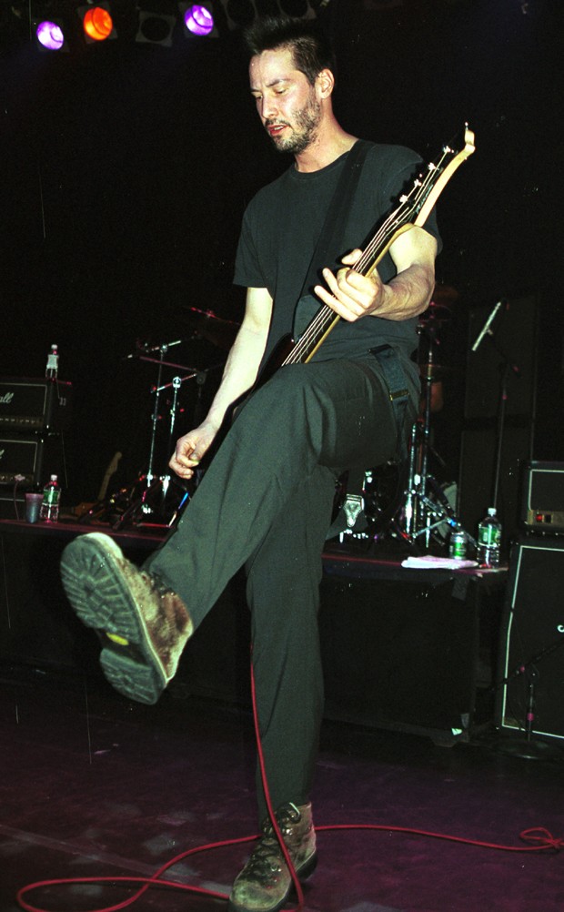 Estilo roqueiro como baixista da banda Dogstar (Foto: Getty Images)