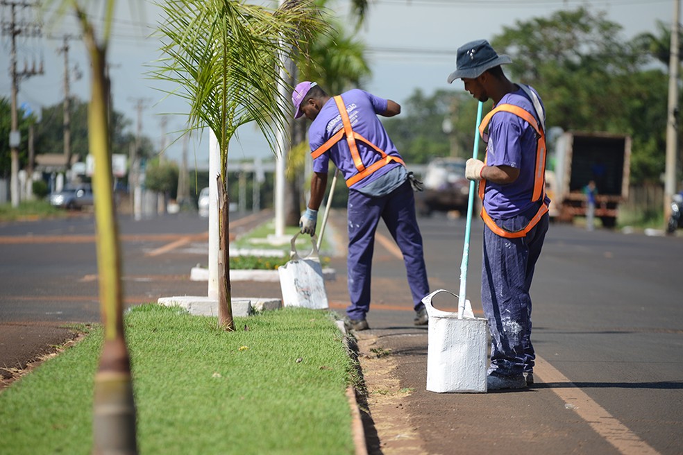"Trabalho Cidadão", atendidos pela Assistência Social têm dignidade sendo remunerados por ajudar a manter a cidade limpa — Foto: Divulgação Prefeitura Municipal de Guaíra