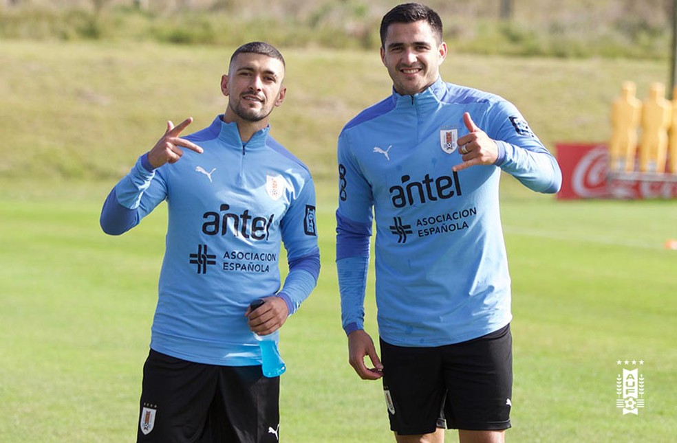 Arrascaeta e Maximiliano Gómez voltam a treinar no Uruguai — Foto: Divulgação/AUF