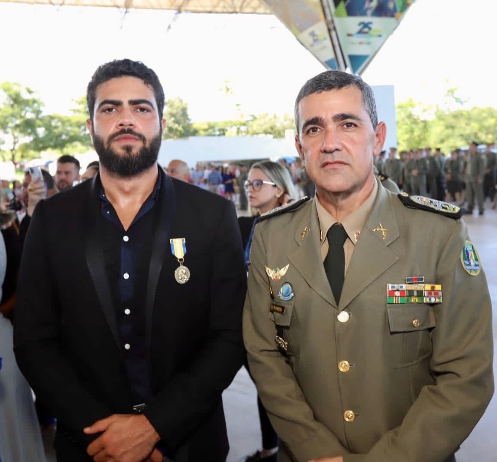 Henrique e o sogro, coronel Márcio Barbosa — Foto: Reprodução/Instagram