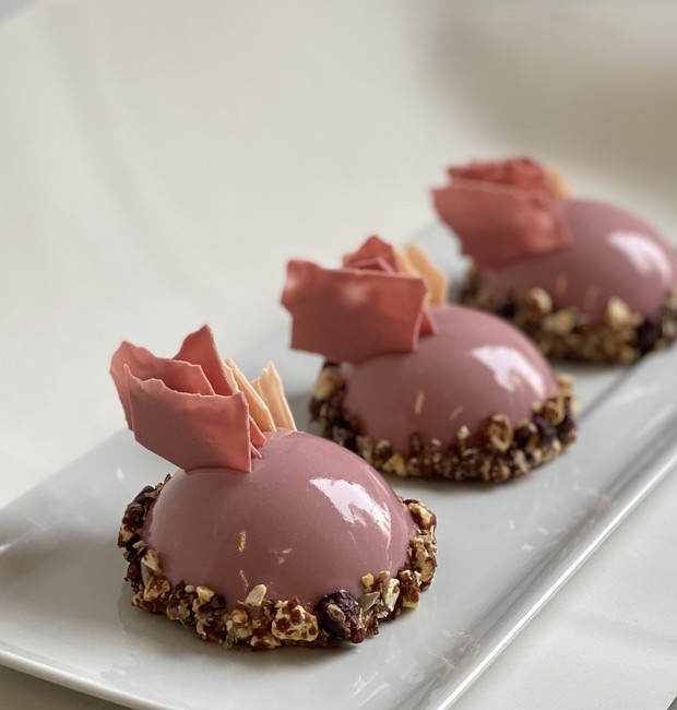 Os chefs da escola Le Cordon Bleu criaram a receita La Vie en Rose para o Outubro Rosa (Foto: Divulgação)