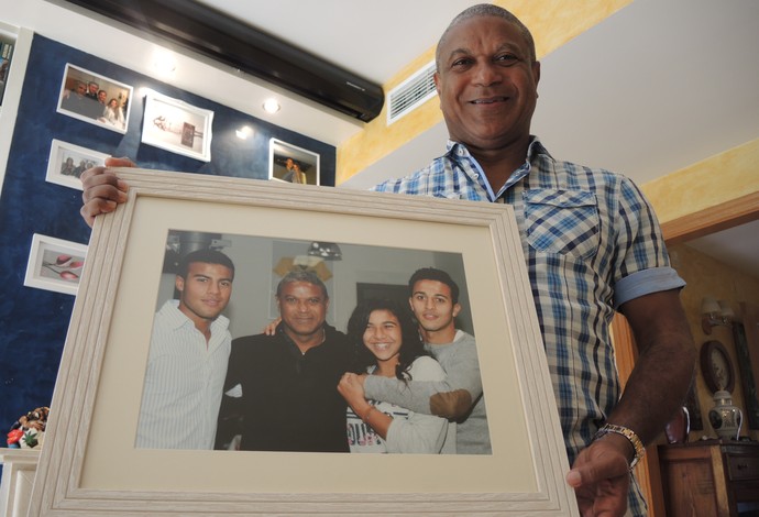 Mazinho com imagem dos filhos (Foto: Cassio Barco)