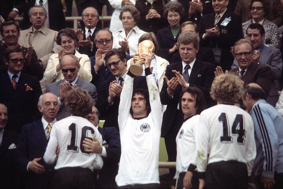 Gerd Müller comemora a conquista da Copa do Mundo de 1974 pela Alemanha Ocidental — Foto: Getty Images