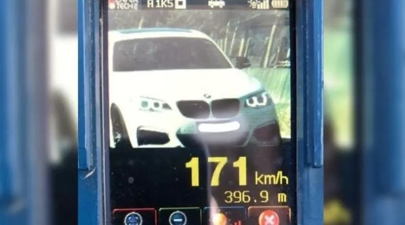 BMW de Balneário Camboriú é flagrada a 171 km/h em rodovia de SC; velocidade é mais que o dobro da permitida 