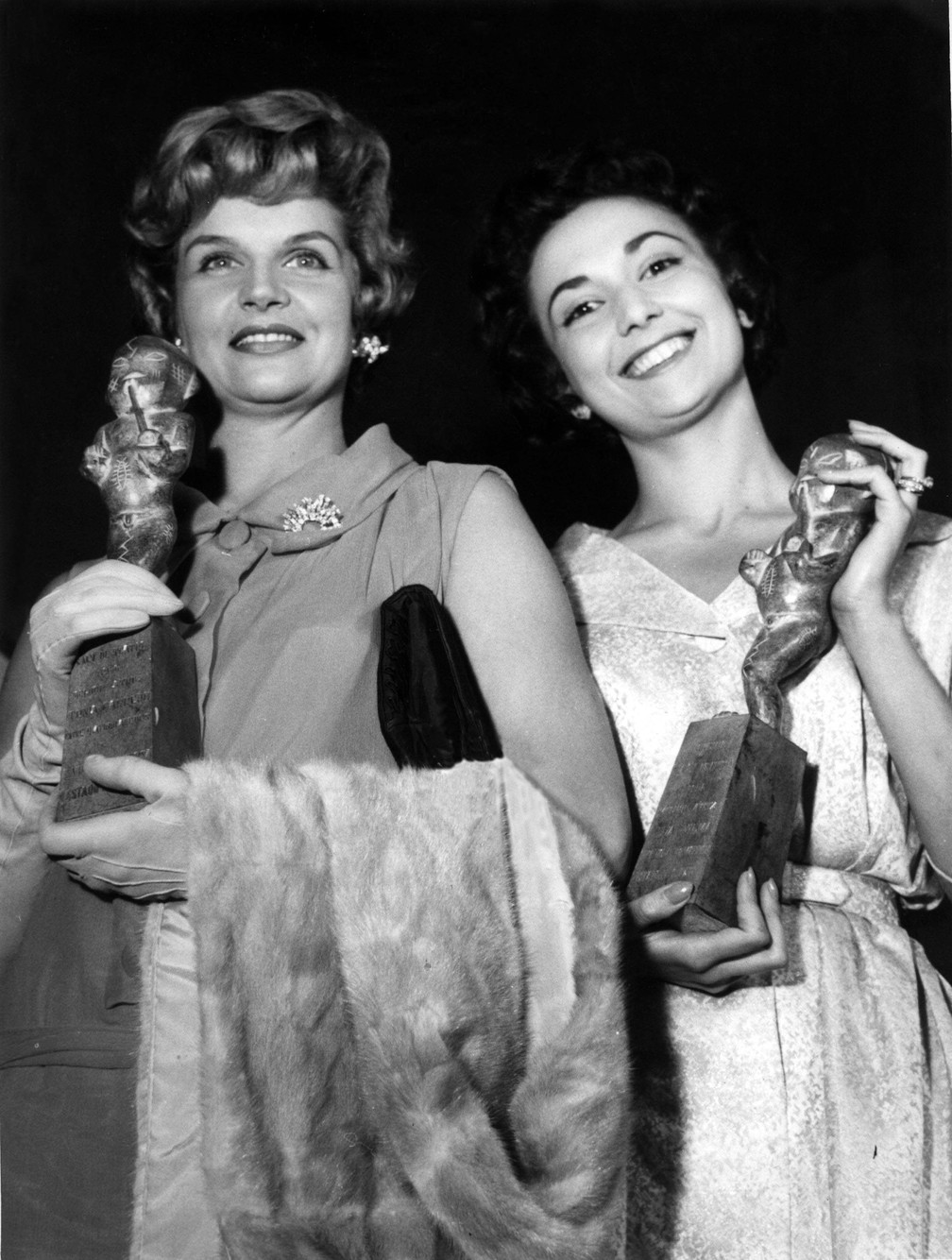 Eva Wilma (à direita) e Tônia Carrero posam para foto com seus troféus do Prêmio Saci, durante cerimônia em São Paulo, em 1957. Carrero recebeu o prêmio pela sua atuação na peça teatral "Entre quatro paredes", e Wilma pelo sua atuação no filme "Chico Viola não morreu" (1955) — Foto: Estadão Conteúdo/Arquivo