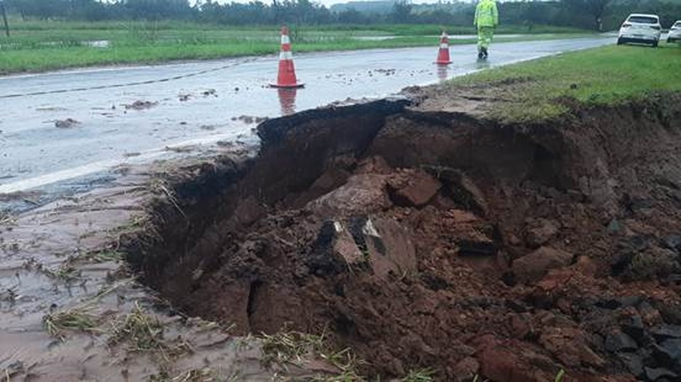 Cratera aberta no acostamento de alça de acesso em São Pedro — Foto: Eixo SP