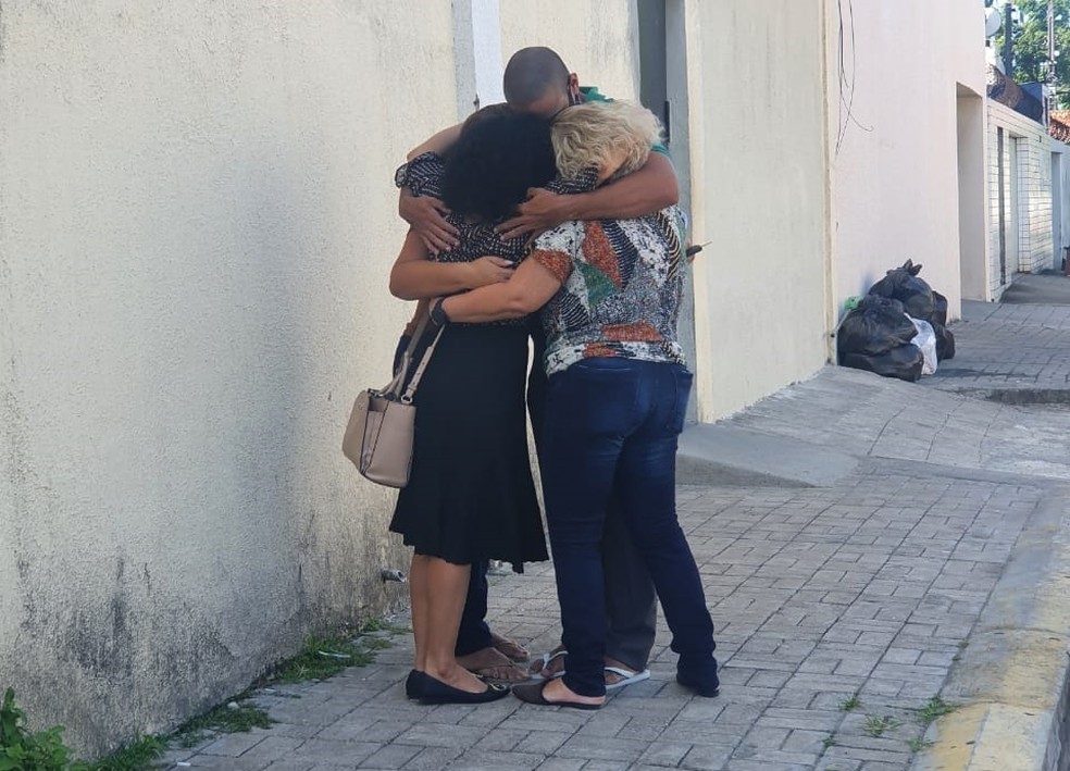 Assistente administrativo abraça irmã e advogada após deixar delegacia; ele foi detido por engano quando foi a uma delegacia registrar boletim de ocorrência — Foto: Kilvia Muniz/SVM