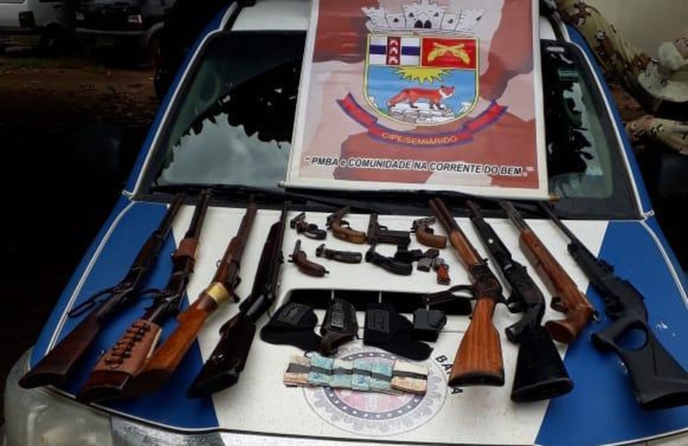 Dupla é flagrada com 15 armas encomendadas por criminosos no oeste da Bahia — Foto: Divulgação/SSP-BA
