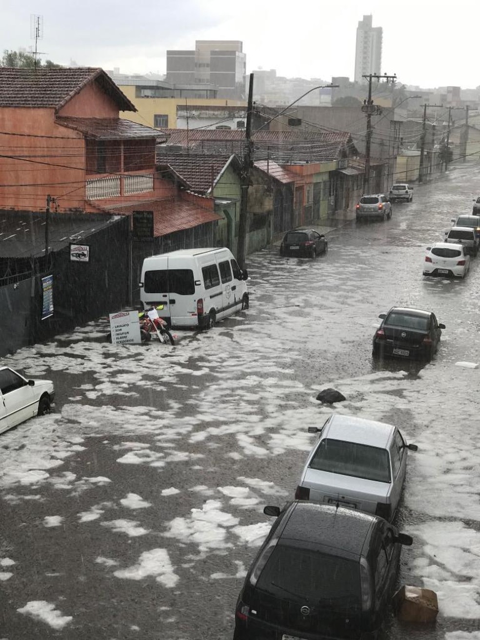 Chuva Alaga Ruas Derruba Arvores E Causa Estragos Em Pouso Alegre Sul De Minas G1