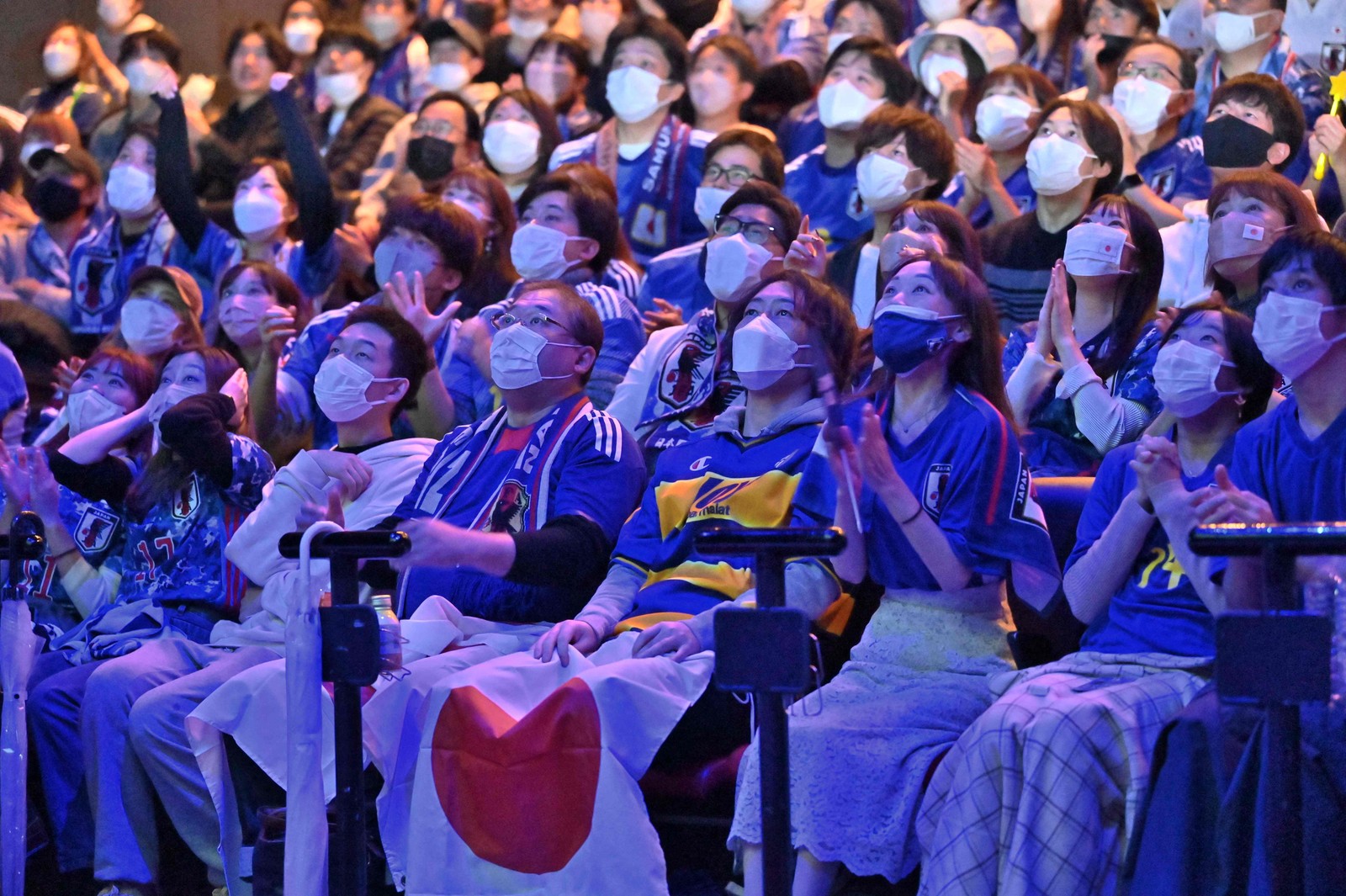 Em Tóquio, torcedores se reúnem para ver a virada japonesa contra a Alemanha usando máscara de proteção — Foto: RICHARD A. BROOKS/AFP