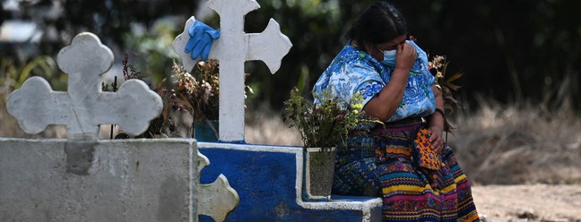 Mulher indígena chora ao lado de um túmulo na área de pessoas mortas por COVID-19 no Cemitério La Verbena, na Cidade da Guatemala — Foto: JOHAN ORDONEZ/AFP