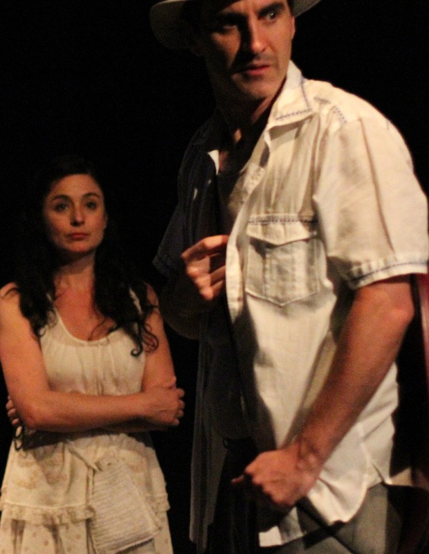 Alejandra Sampaio e Marcelo Laham interpretam Berenice e Walcimar, um dos casais da peça "Cais", da Velha Companhia. (Foto: Ligia Jardim)