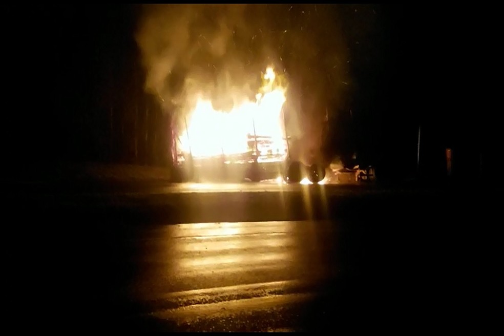 O condutor estava sozinho e conseguiu sair antes das chamas tomarem o caminhão em Paulistânia — Foto: Redes Sociais/Reprodução