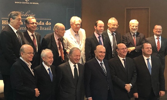 NO ALTO: Bucci, Langoni, Galvêas, Bracher, Milliet, Loyola e Franco. EM BAIXO: Lopes, Arida, Malan, Meirelles, Goldfajn e Tombini