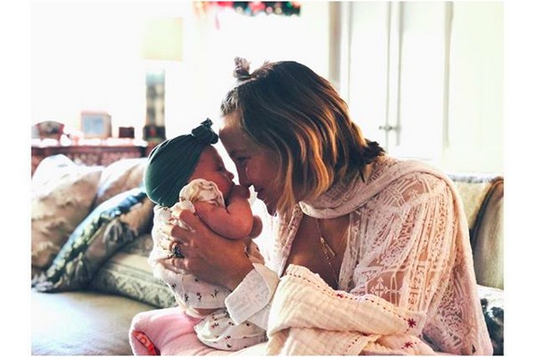 A atriz Kate Hudson com a filha caçula (Foto: Instagram)