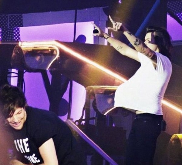 Harry grávido e Louis em show (Foto: Twitter)