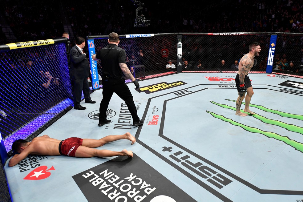Gavin Tucker (dir.) comemora a vitÃ³ria sobre Seung Woo Choi (esq, caÃ­do) pelo card preliminar do UFC 240 â?? Foto: Jeff Bottari/Getty Images