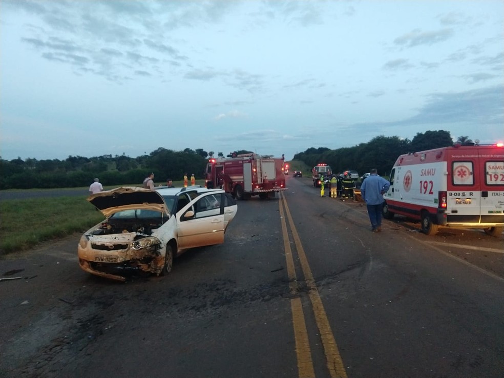 Acidente entre carros e caminhão deixou feridos em rodovia de Itaí (SP) — Foto: Corpo de Bombeiros/Divulgação