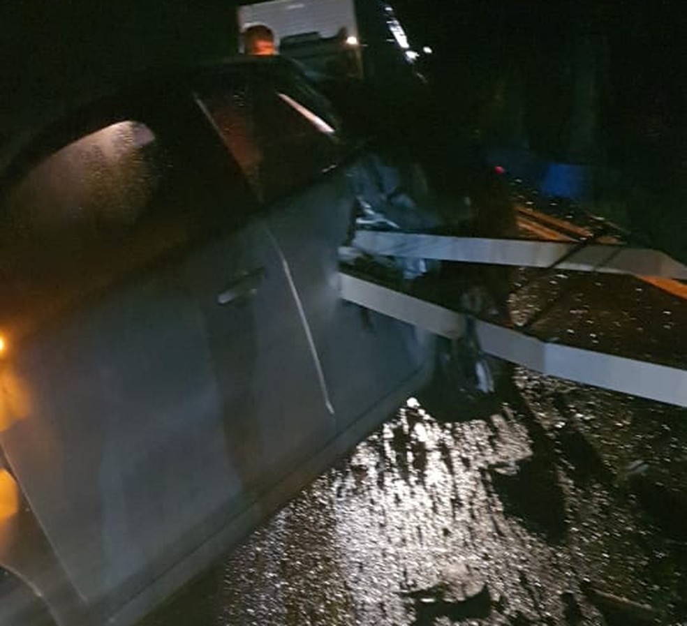 A colisão foi lateral na vicinal de Itápolis  — Foto: Arquivo pessoal 
