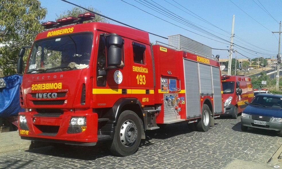 Bombeiros controla incêndio em Teresina — Foto: G1 