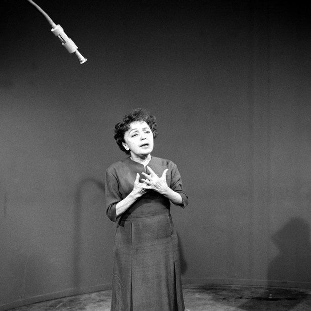Edith Piaf on the set of ""TV Paris""   (Photo by Philippe Bataillon\INA via Getty Images) (Foto: INA via Getty Images)