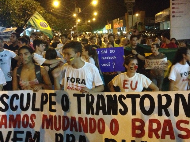 Manifestantes organizam gritos como &#39;vem pra rua&#39; e &#39;Dilma, devolve a internet&#39; (Foto: Emmily Melo/G1)