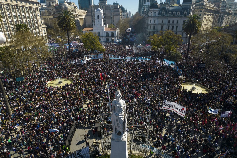 Imagem de manifestação para demonstrar apoio a Cristina Kirchner em Buenos Aires, em 2 de setembro de 2022 — Foto: Rodrigo Abd/AP