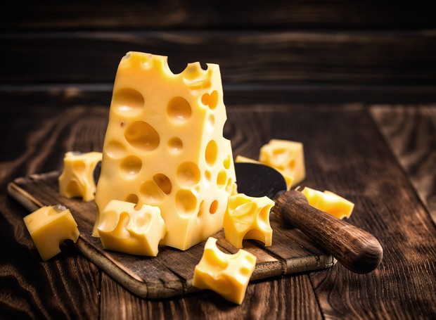 Os buracos no queijo suíço, também chamado de emmental, são resultado de gases liberados por bactérias (Foto: GettyImages)