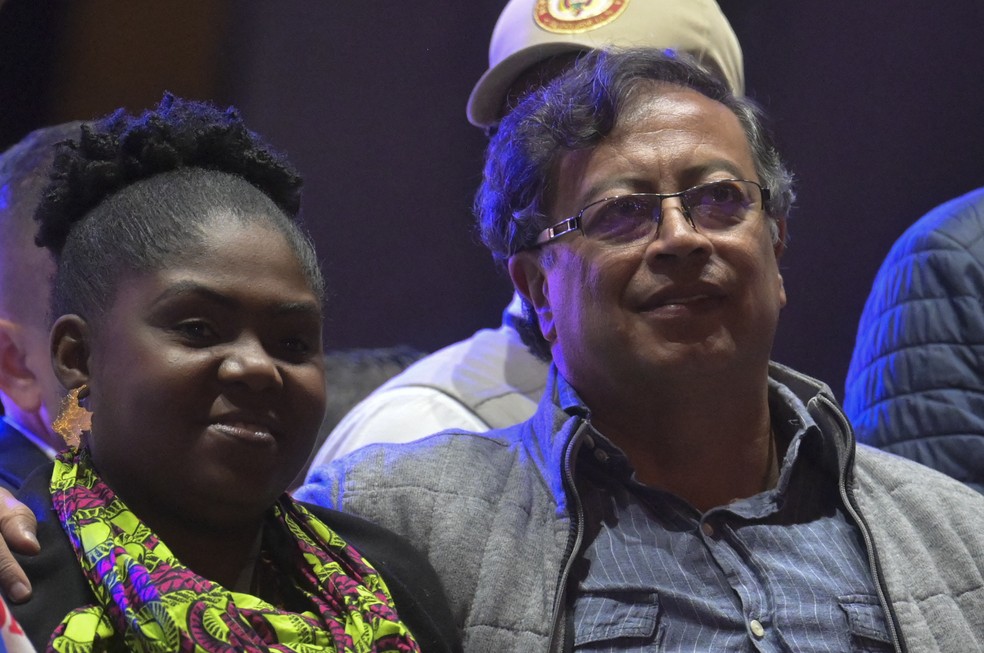 Francia M&aacute;rquez (esq.) e Gustavo Petro (dir.) durante evento pol&iacute;tico neste domingo (22) &mdash; Foto: Juan BARRETO/AFP