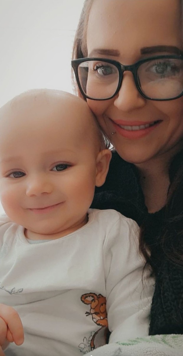 Becky com o filho de 10 meses (Foto: Reprodução/The Sun)