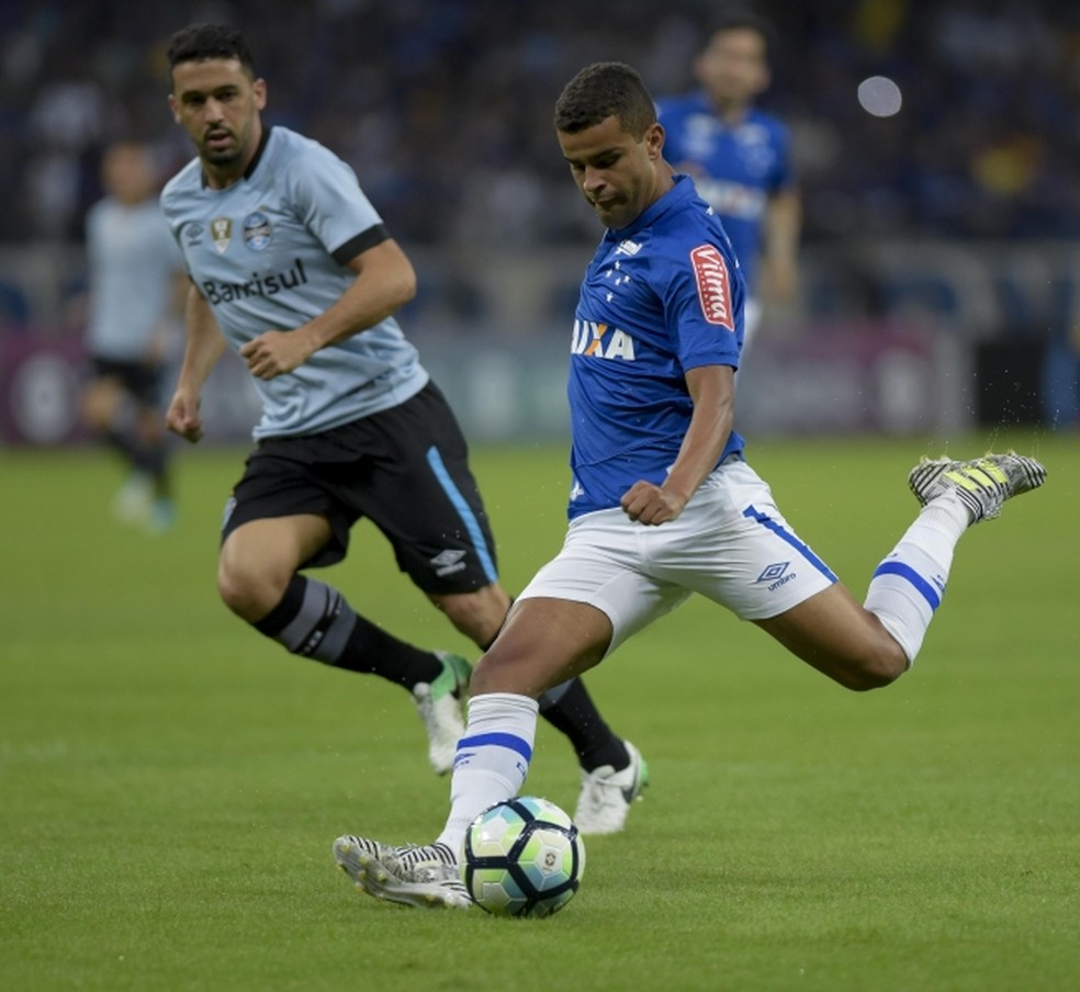 EdÃ­lson e Alisson mudaram de lado (Foto: Washington Alves/Cruzeiro)