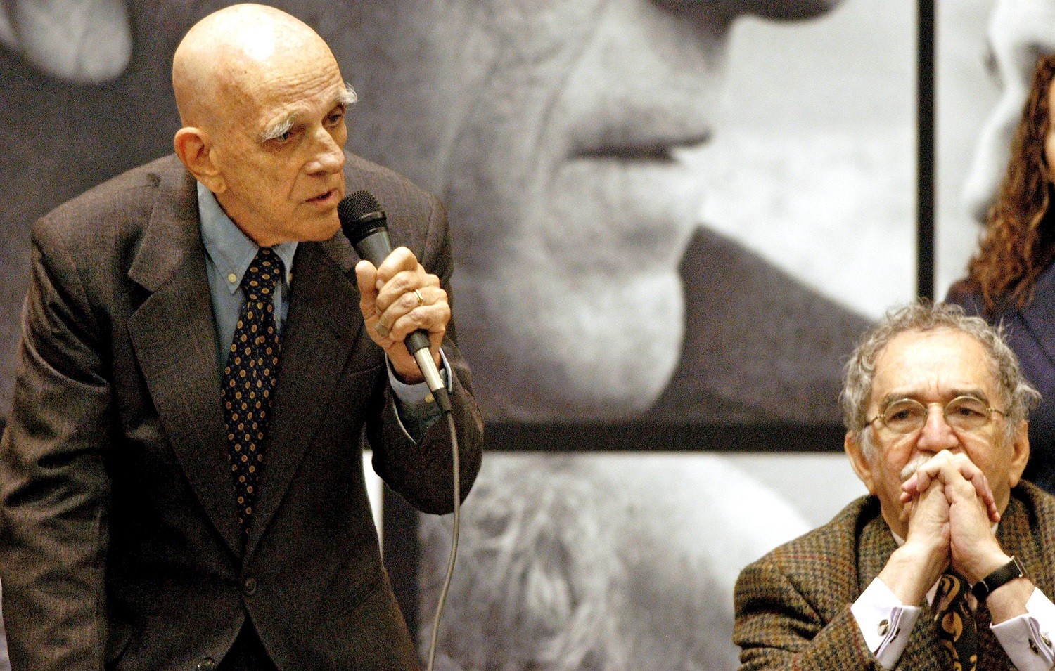 Rubem Fonseca discursa no Prêmio Juan Rulfo em 2003 ao lado do escritor colombiano Gabriel García Márquez (Foto: Getty Images)