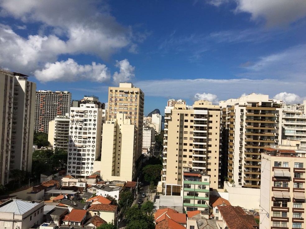 Niterói também registrou céu com poucas nuvens (Foto: Mariângela Albernaz/ Arquivo pessoal)