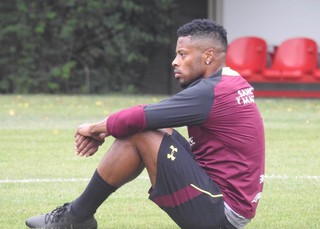 Michel Bastos sentiu dores no joelho esquerdo no treino desta quarta-feira