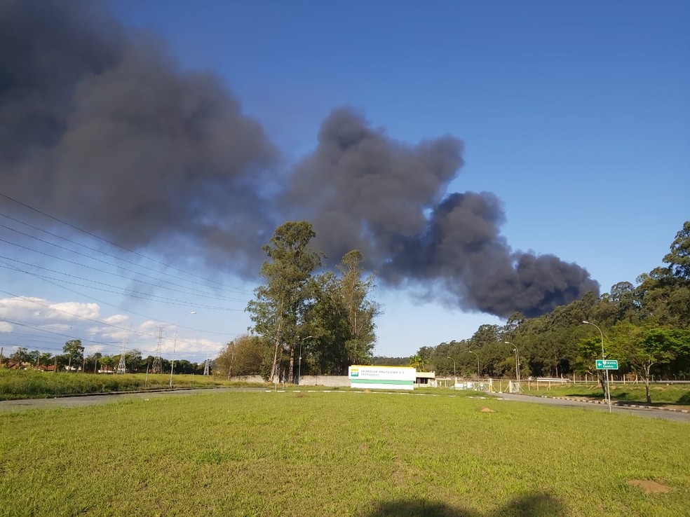 Fumaça preta tomou conta do céu — Foto: Eduardo Marcondes/TV Vanguarda