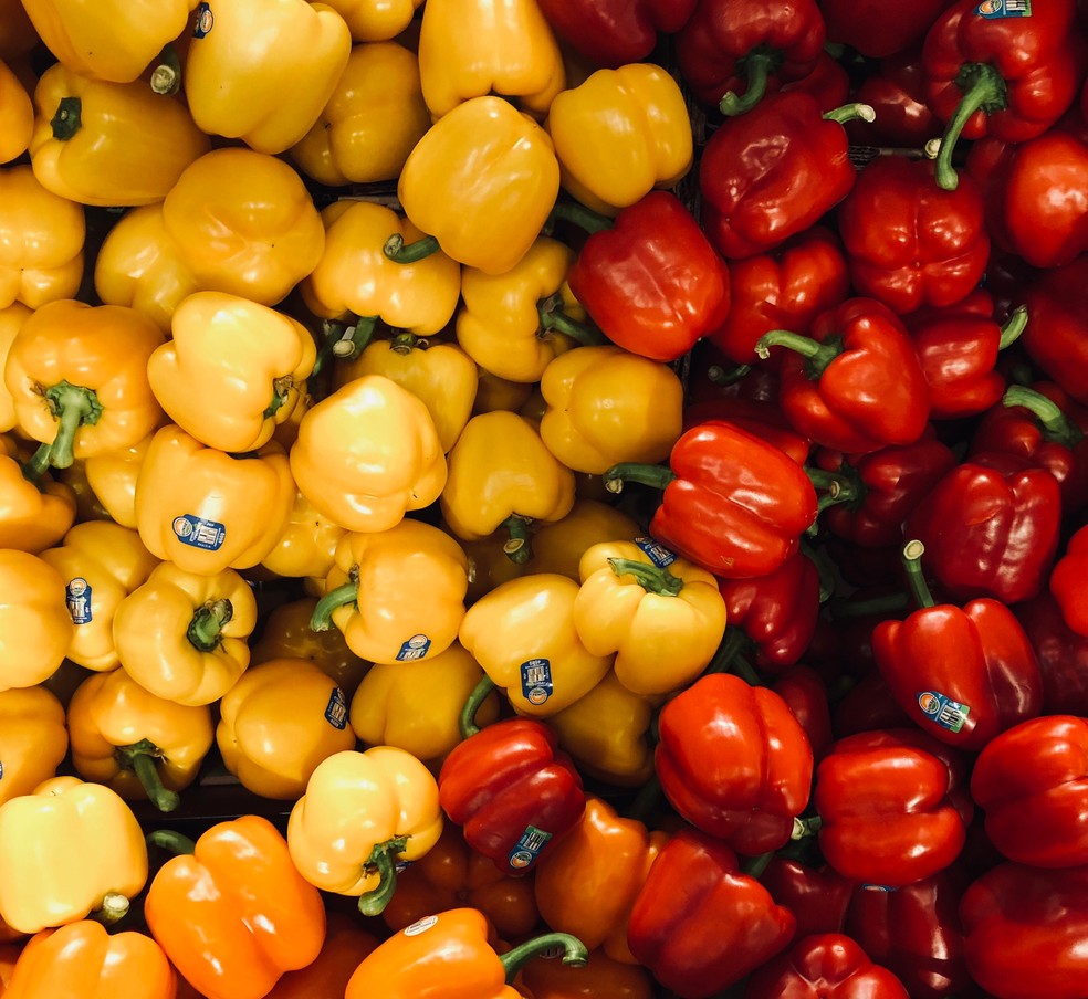 Experimente rechear o pimentão amarelo ou vermelho com ricota e cebolinha e levar ao forno! — Foto: Unsplash/Divulgação