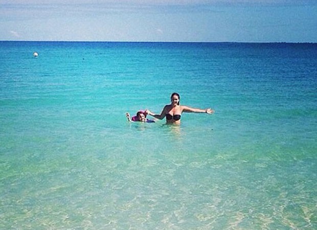 Tania Mara se diverte no mar com a filha, Maysa (Foto: Reprodução/Instagram)