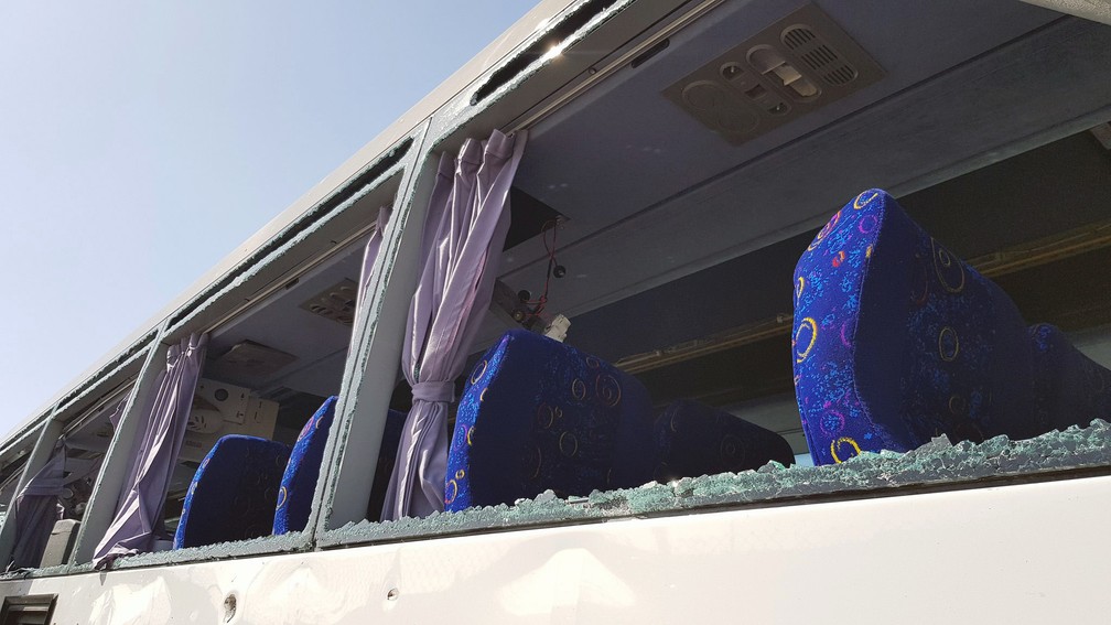 Janelas quebradas pela explosão que atingiu ônibus perto das Pirâmides de Gizé, no Cairo — Foto: Ahmed Fahmy/Reuters