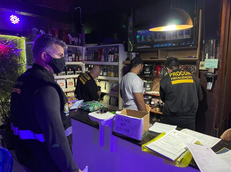 Dois bares são autuados durante operação conjunta na noite desta quinta-feira (12) em São Pedro da Aldeia, no RJ — Foto: Divulgação/PMSPA