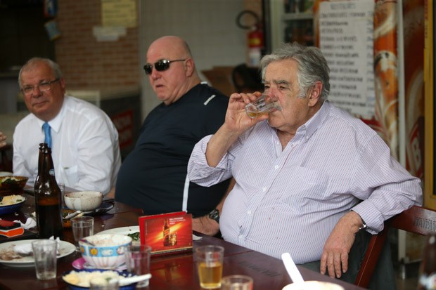 O ex-presidente do Uruguai José Mujica almoça em um boteco da Praça da Bandeira e bebe cerveja (Foto: Fábio Motta / Estadão Conteúdo)