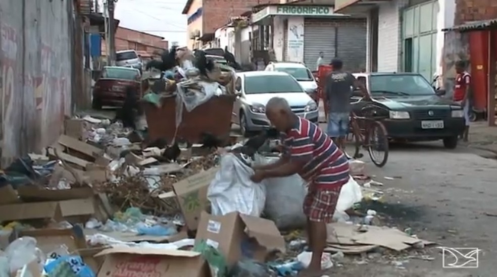 Feira do Anjo da Guarda sofre com lixo acumulado (Foto: Reprodução / TV Mirante)