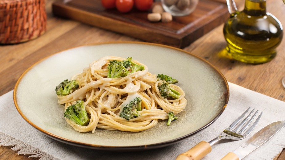 Sirva o espaguete com o brócolis e finalize com o molho branco a gosto