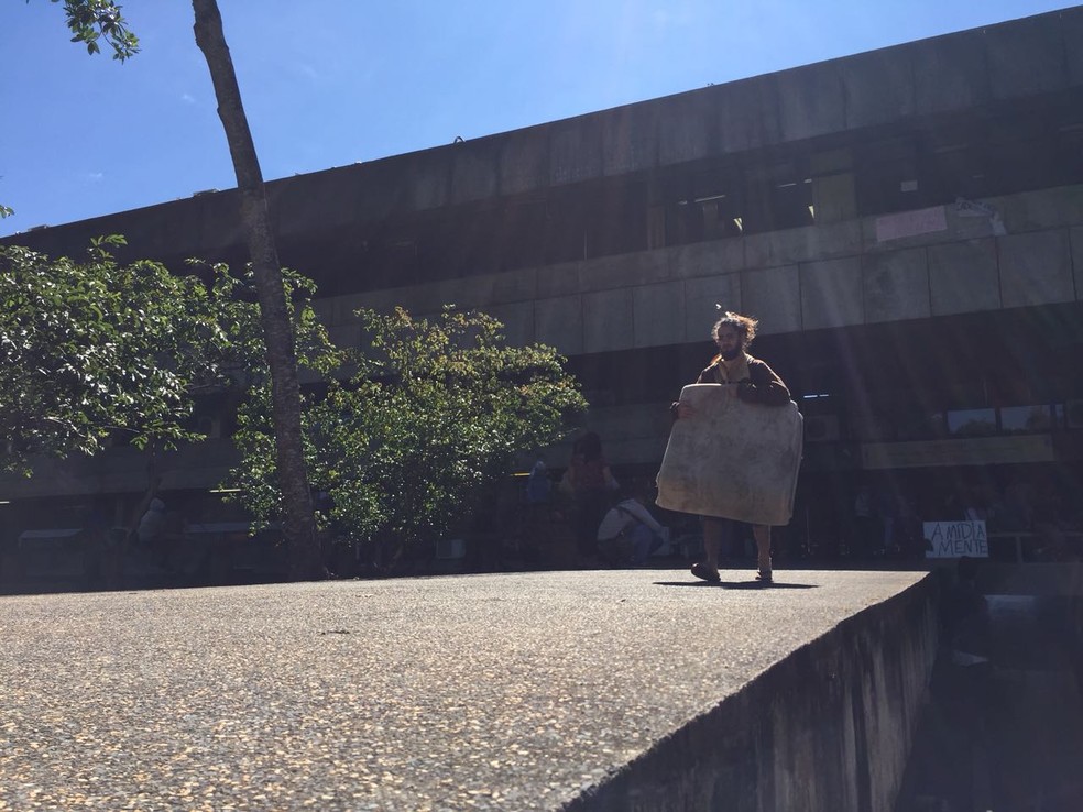 Estudantes comeÃ§am desocupaÃ§Ã£o da reitoria da UnB, apÃ³s 18 dias (Foto: Kenzo Machida/TV Globo)