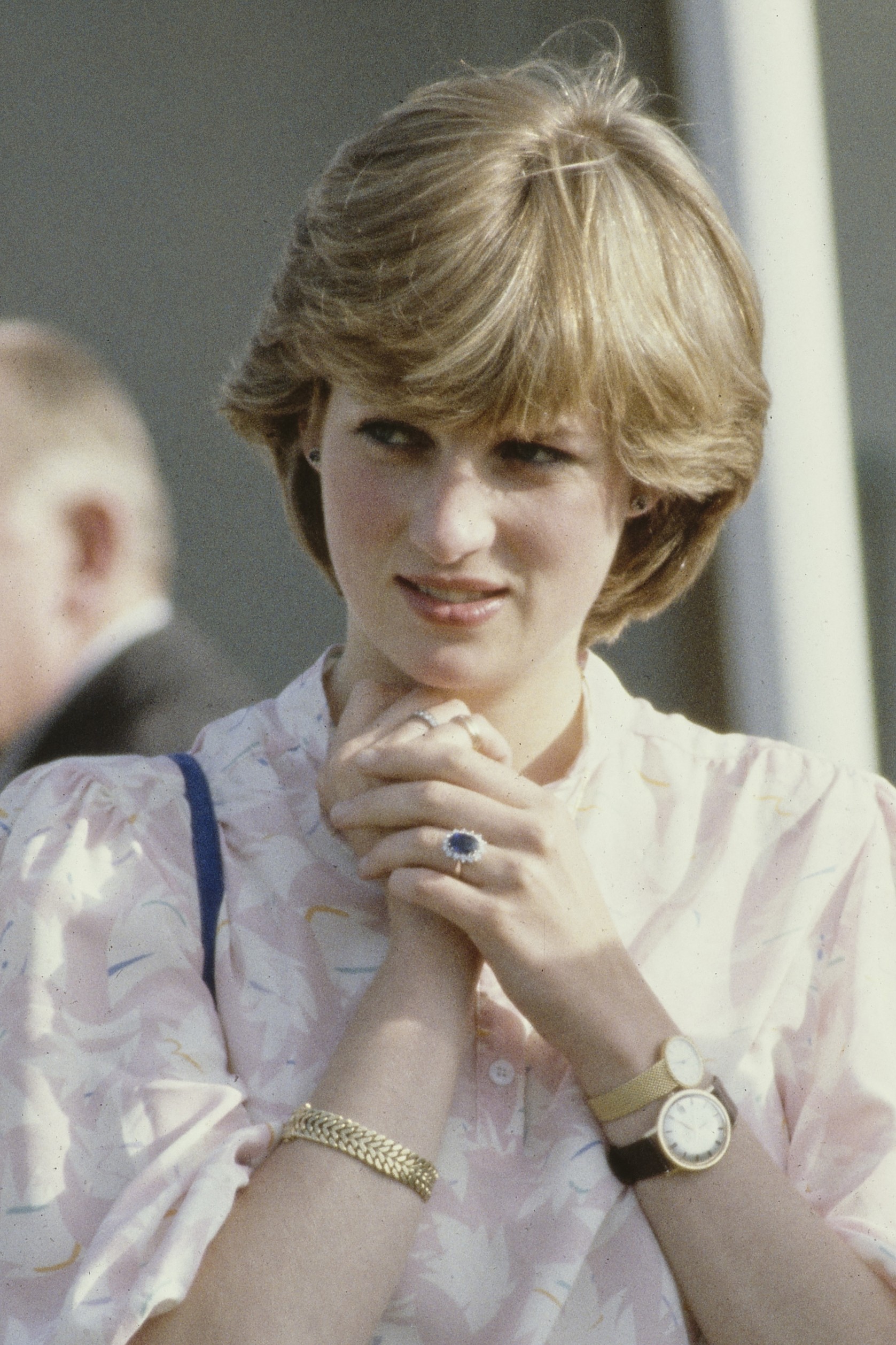 Lady Diana Spencer, later Diana, Princess of Wales  (1961 - 1997) watching Prince Charles play polo at Windsor, UK, with Princess Anne (right), shortly before their wedding, 26th July 1981. Diana is wearing a gold bracelet and a new watch, both gifts from (Foto: Getty Images)