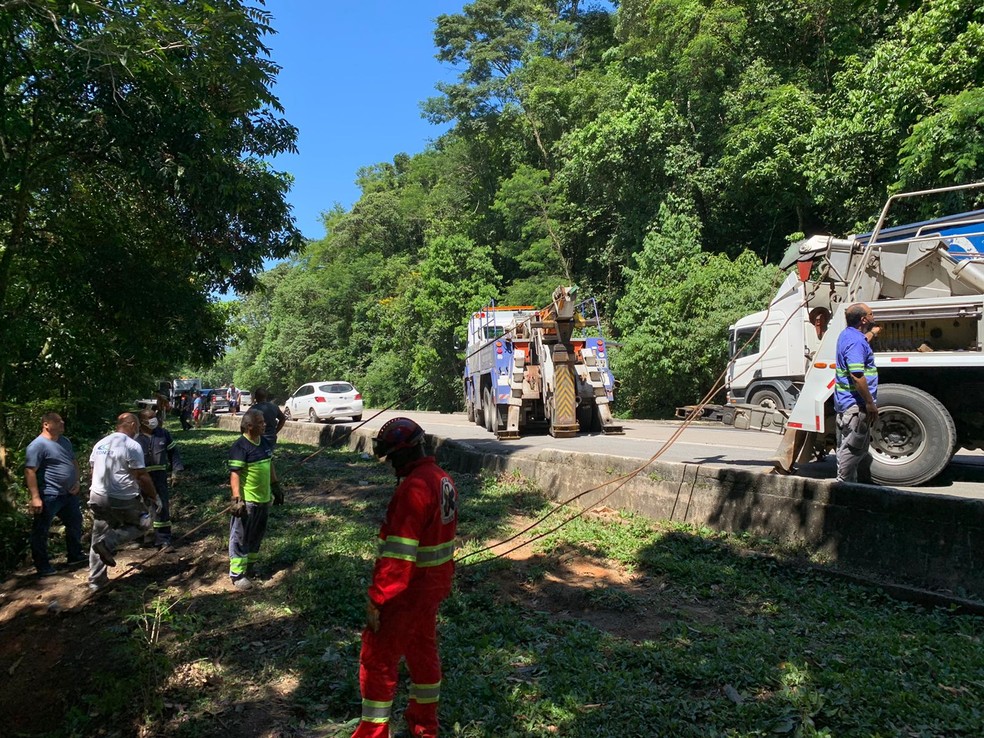Guindaste é usado para retirar caminhão que caiu em ribanceira na BR-040, em Petrópolis, no RJ — Foto: Lucas Machado/Inter TV
